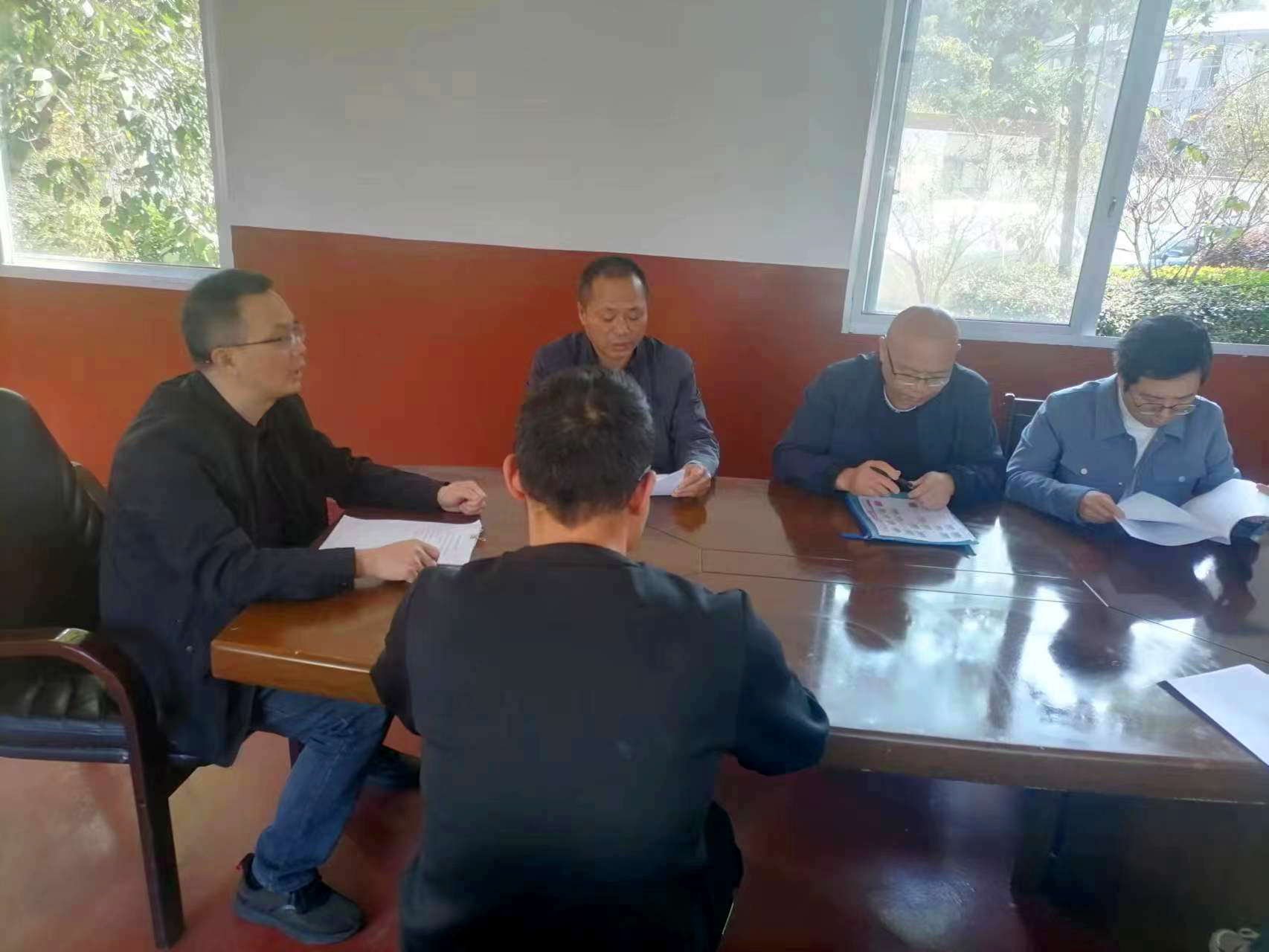 【主題教育·我在崗位做貢獻(xiàn)】 推進(jìn)村企合作造林，助力鄉(xiāng)村振興