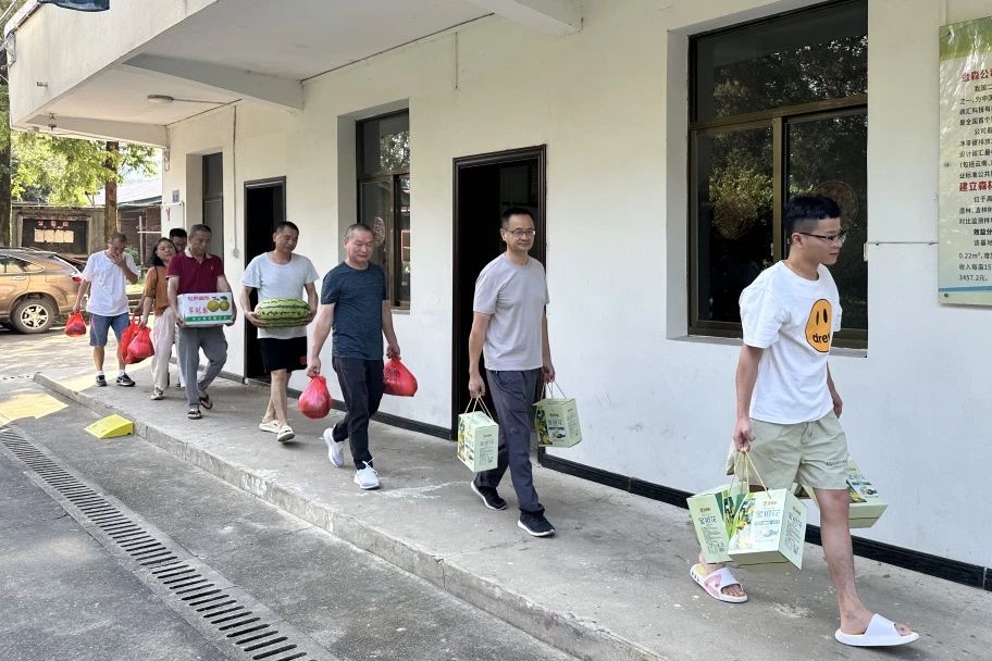 慰問關(guān)懷丨金森公司開展“防暑降溫送清涼”走訪慰問活動(dòng) 慰問關(guān)懷丨金森公司開展“防暑降溫送清涼”走訪慰問活動(dòng)