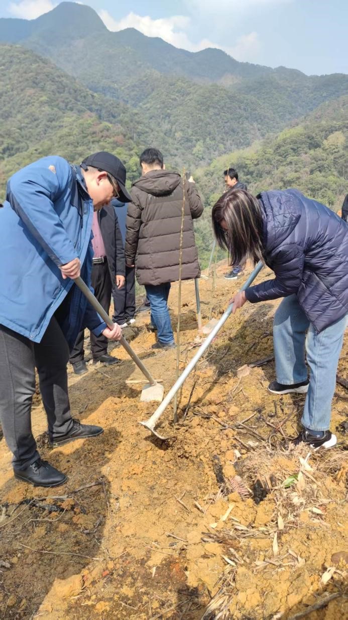 碳惠山?！ば雍糜心恪疤蓟蒎\旗”醫(yī)患共植“滬明杏林”活動(dòng)